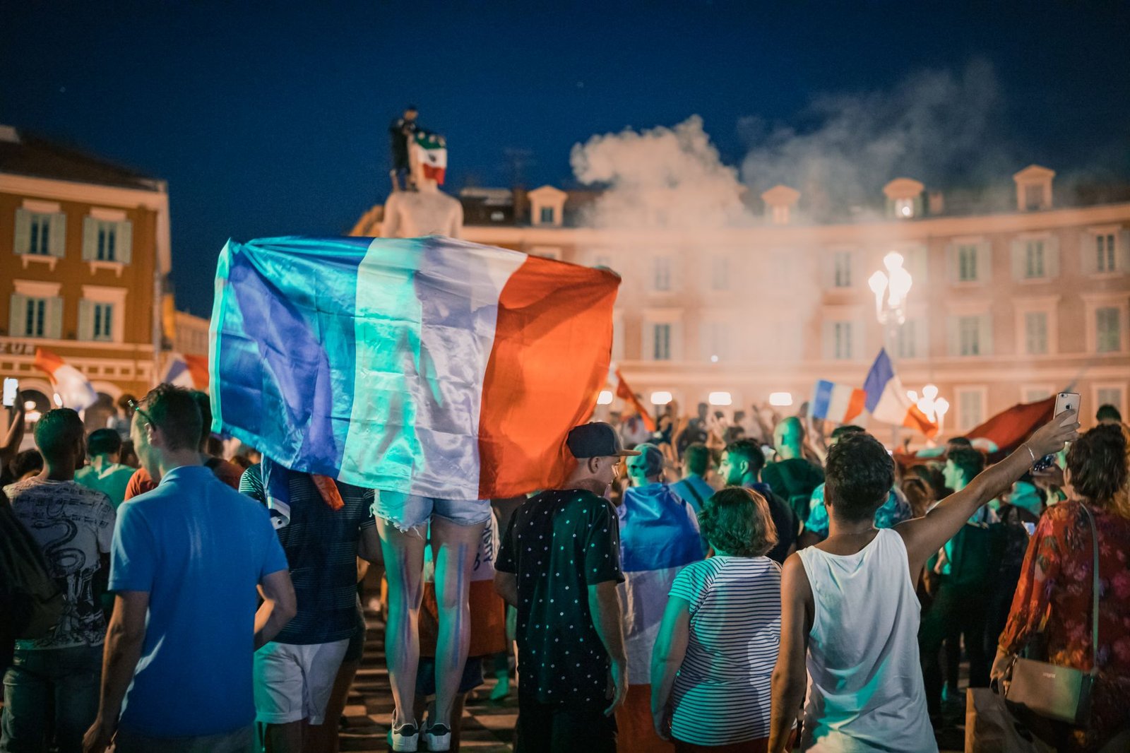 Les Bleus à la Coupe du Monde 2026 - Suivre en direct IPTV people protesting on street