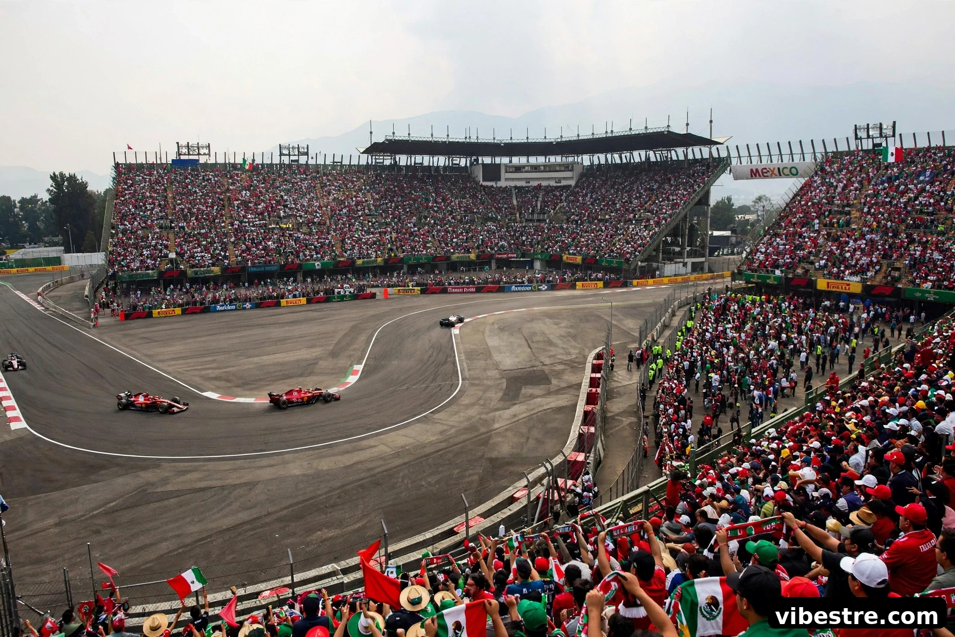 Voiture de Formule 1 sur le circuit Hermanos Rodriguez avec section stade et foule, brume de haute altitude